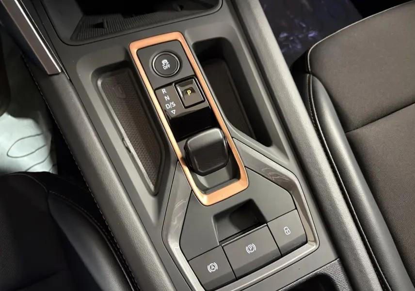 Gros plan sur la console centrale du CUPRA Formentor 2025 avec levier de vitesses et boutons de contrôle.