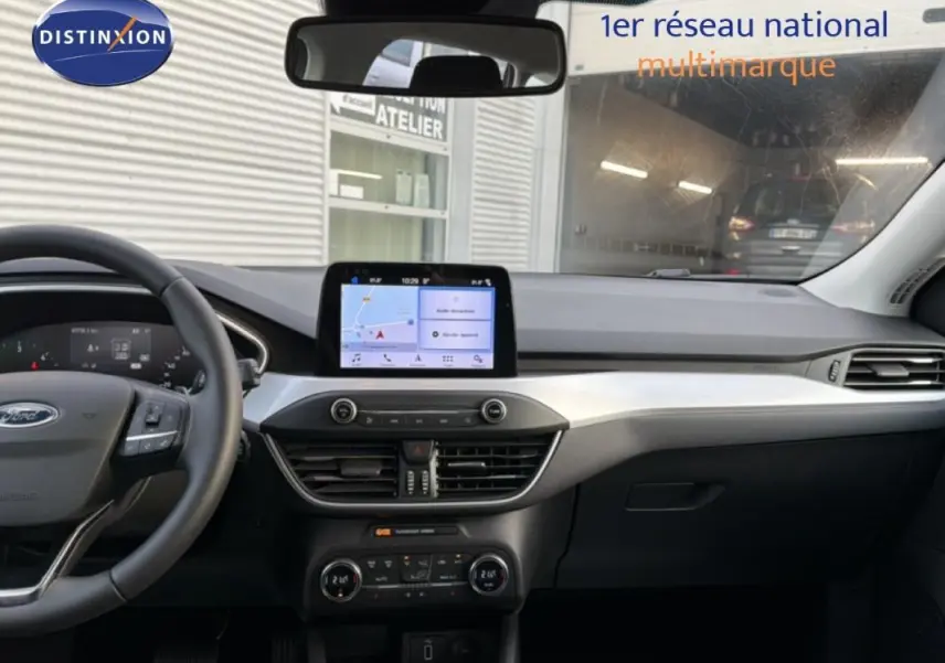 Vue intérieure avant de la Ford Focus SW 2019 noire, mettant en valeur le tableau de bord avec écran tactile et volant multifonction.