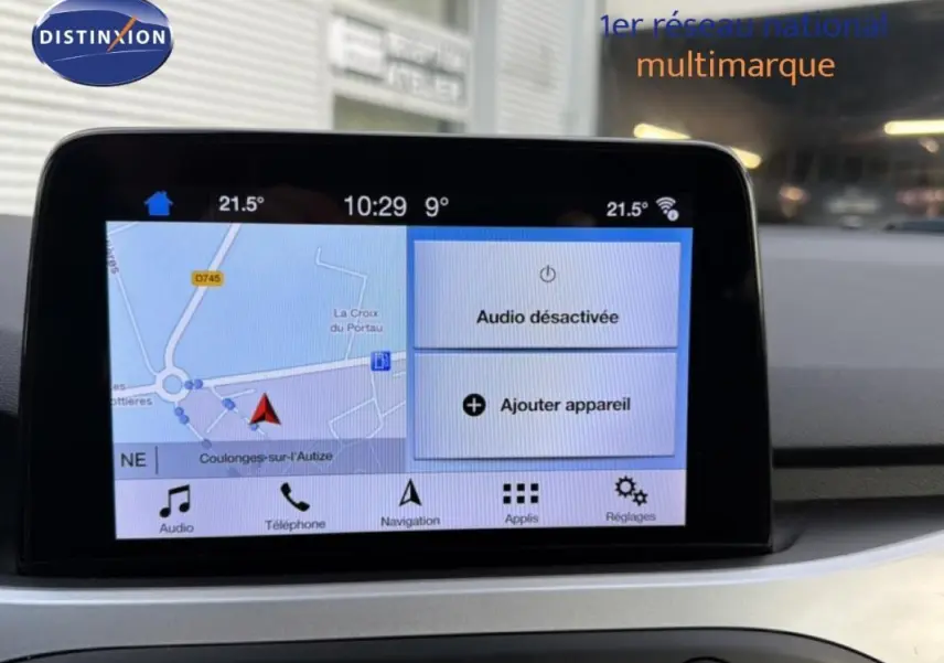 Écran tactile central de la Ford Focus SW 2019 affichant la navigation et les options audio, intérieur gris clair.