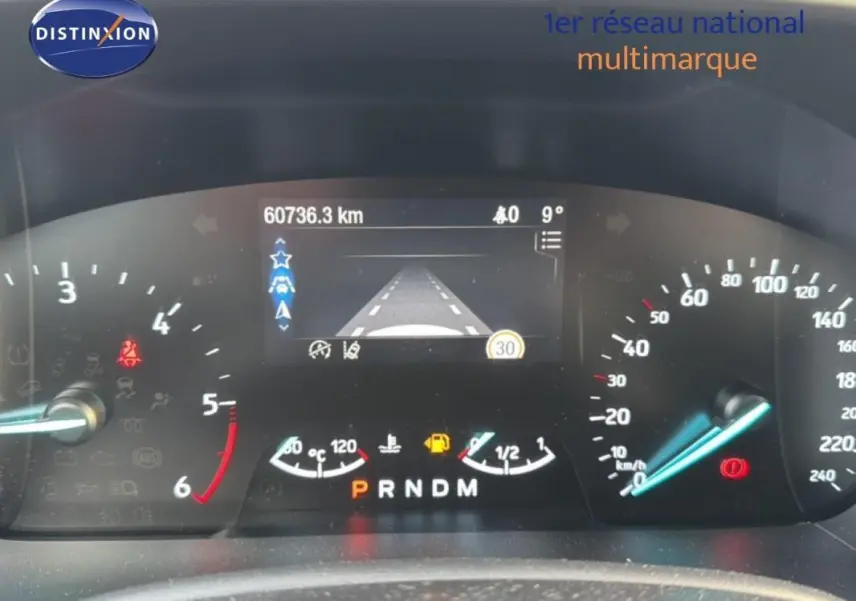 Tableau de bord numérique de Ford Focus SW noir 2019, affichant compteur, vitesse et indicateurs de conduite.