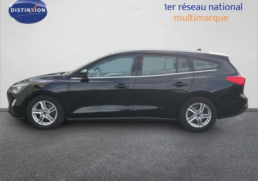 Profil côté gauche d'une Ford Focus SW noire de 2019 avec jantes alliage 16 pouces et barres de toit visibles.