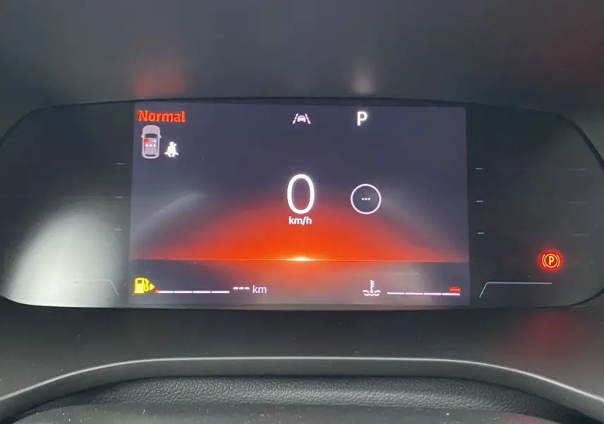 Affichage numérique du tableau de bord du Renault Arkana 2024, indiquant 0 km/h et mode Normal en rouge.