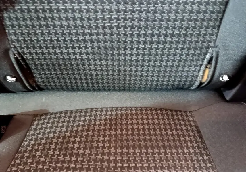 Détail de la banquette arrière en tissu noir à motif pied-de-poule de la Peugeot 308 BlueHDi 130 2020.