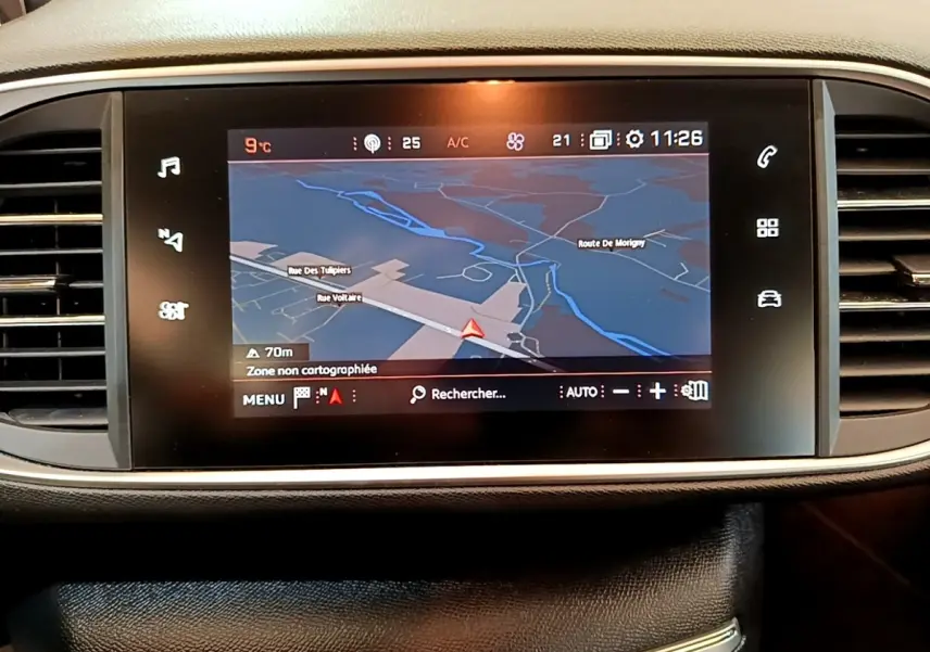 Écran tactile central du tableau de bord de la Peugeot 308 noir, affichant la navigation GPS en mode nuit.