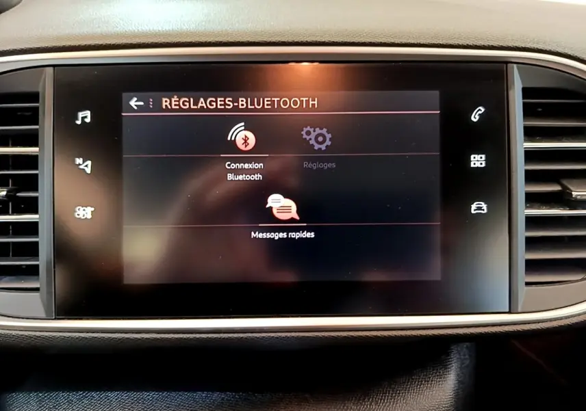 Écran tactile central de la Peugeot 308 noir 2020 affichant les réglages Bluetooth avec icônes et texte en français.