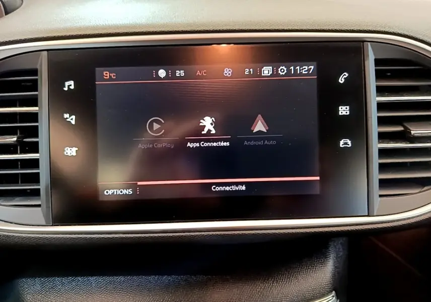 Écran tactile central de la Peugeot 308 2020 affichant les applications connectées Apple CarPlay et Android Auto.