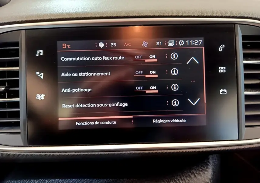 Écran tactile central affichant les réglages d’aide à la conduite dans l’habitacle d’une Peugeot 308 noire.