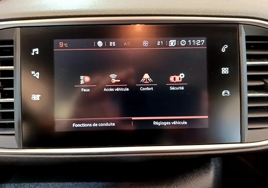 Écran tactile central du tableau de bord de la Peugeot 308 noir, affichant les réglages véhicule et fonctions de conduite.