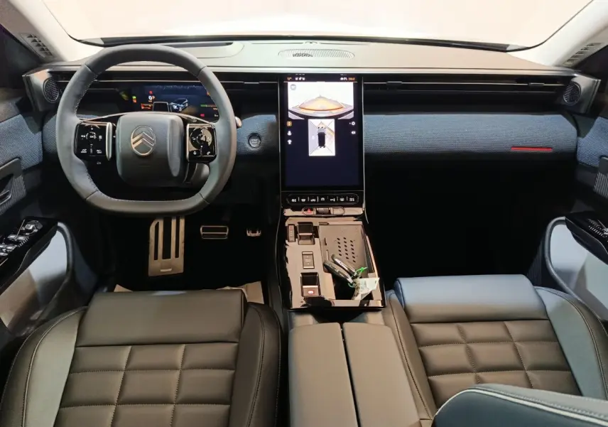 Vue intérieure avant du Citroën C5 Hybride 2026, avec tableau de bord moderne et écran tactile central vertical.