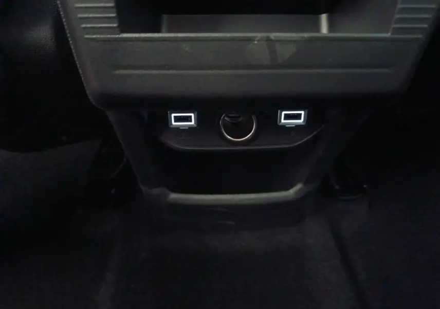 Prise USB double et prise 12V au bas de la console centrale arrière d’un Citroën C5 Hybride noir.