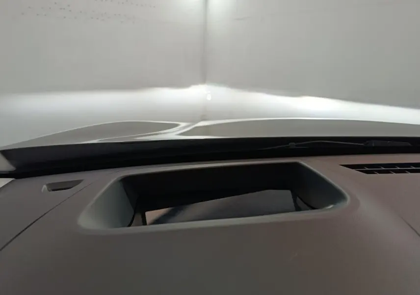 Gros plan sur le tableau de bord gris clair du Citroën C5 Hybride 2026, vue depuis l'intérieur avant.