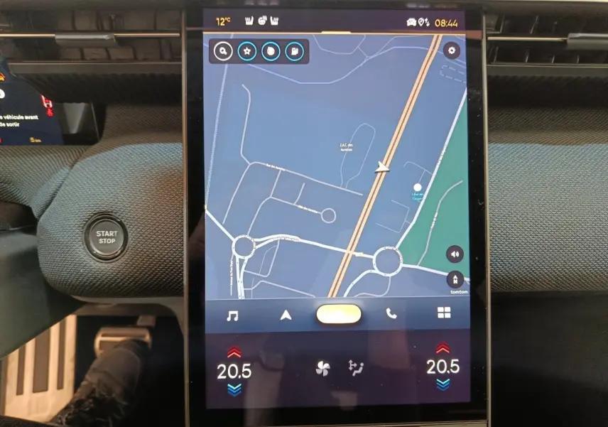 Écran tactile central 13 pouces affichant la navigation dans l’habitacle noir du Citroën C5 Hybride 2026.