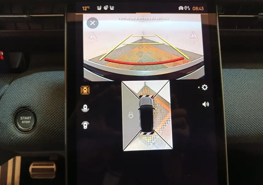 Écran tactile central du Citroën C5 Hybride noir montrant la caméra 360° et l’aide au stationnement arrière.