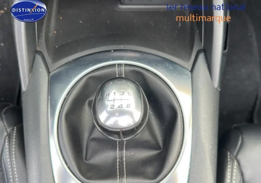 Le levier de vitesse manuel en cuir noir de la FIAT 124 Spider Lusso 2017 vu de dessus.