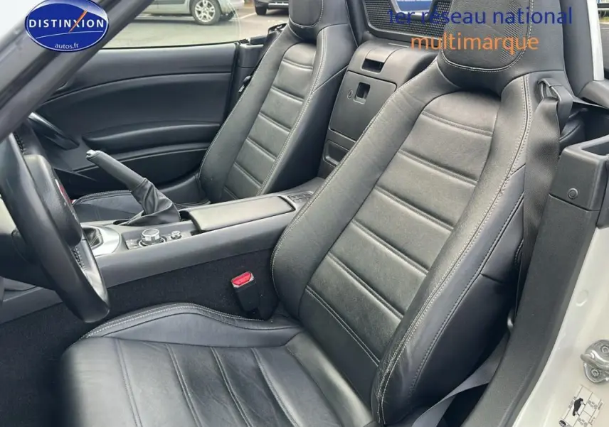 Intérieur noir cuir du FIAT 124 Spider Lusso 2017, vue côté gauche sur les sièges et la console centrale.