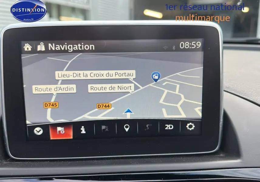 Écran tactile de navigation du tableau de bord d'une Fiat 124 Spider Lusso blanche, intérieur visible.