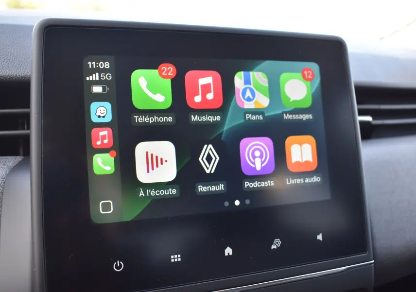 Écran tactile central de la Renault Clio V TCE 90 gris, affichant les applications connectées en vue frontale.