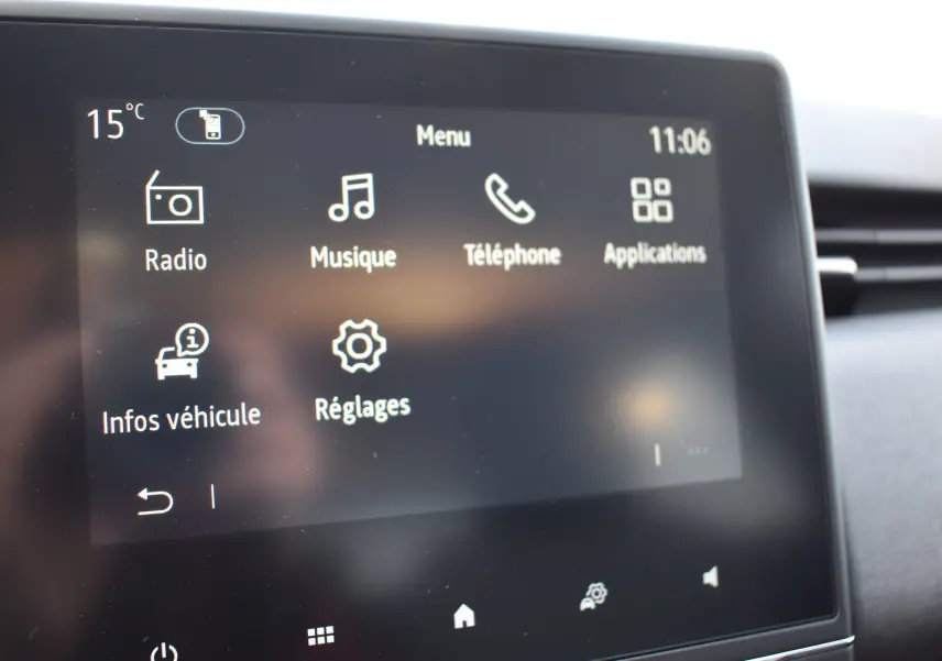 Écran tactile central de la Renault Clio V 2024 affichant le menu radio, musique, téléphone et réglages.