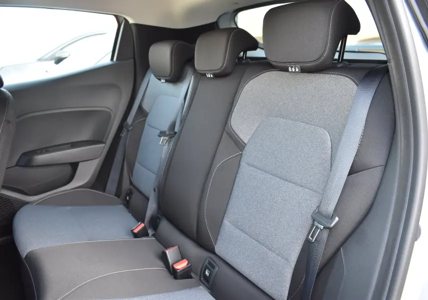 Vue intérieure du siège arrière côté droit de la Renault Clio V TCE 90 gris avec habillage tissu bicolore.