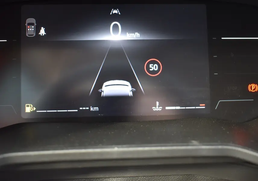 Affichage numérique du tableau de bord de la Renault Clio V gris, montrant la vitesse à 0 km/h et limite à 50 km/h.