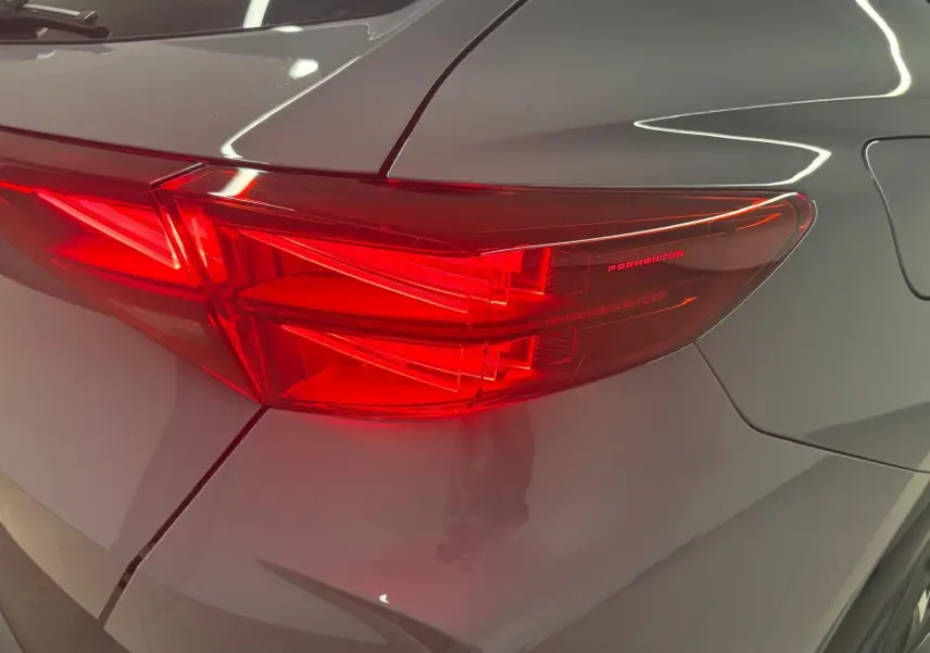 Gros plan sur le feu arrière droit rouge du CUPRA Formentor 2025 gris Graphène avec peinture spéciale et toit ouvrant.