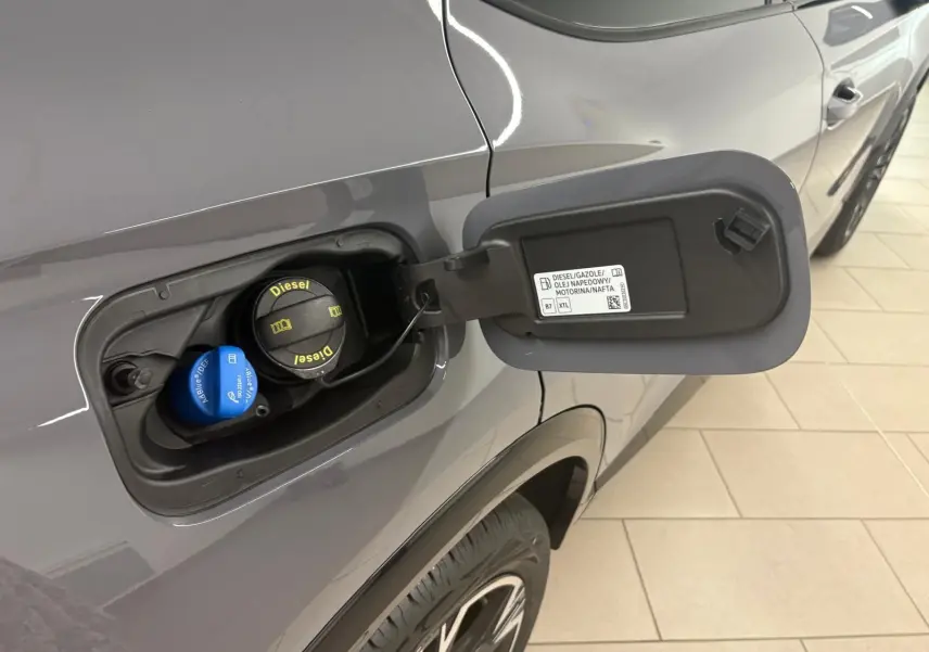 Détail de la trappe à carburant côté gauche d'une CUPRA Formentor gris Graphène 2025 avec bouchon Diesel et AdBlue visible.