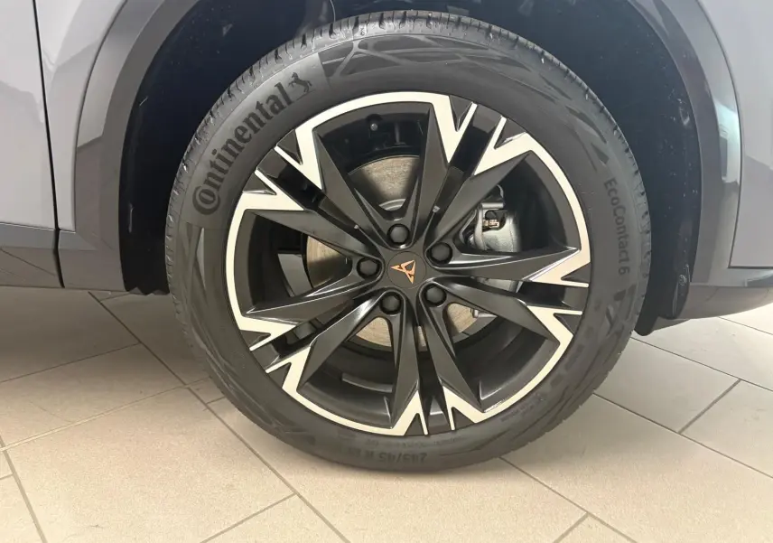 Gros plan sur la jante alliage 18'' Performance usinée du côté avant droit d'un CUPRA Formentor gris Graphène.