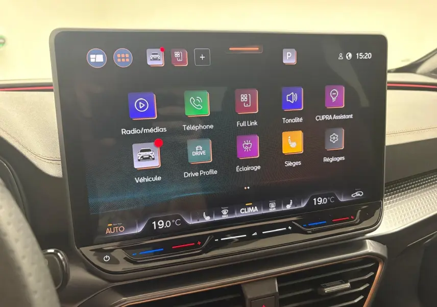 Écran tactile central du tableau de bord du CUPRA Formentor 2025 avec commandes climatisation et interface multimédia.