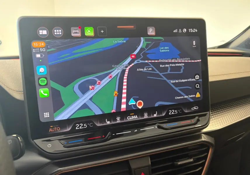 Écran tactile central du tableau de bord avec navigation GPS et commandes climatisation du CUPRA Formentor 2025.