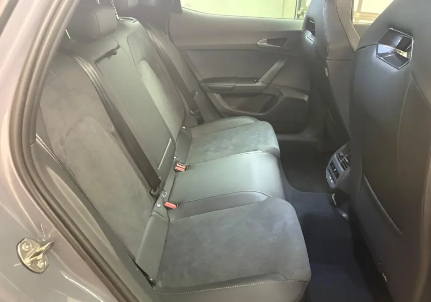 Banquette arrière en cuir et alcantara gris dans une CUPRA Formentor 2025, vue côté gauche avec porte ouverte.