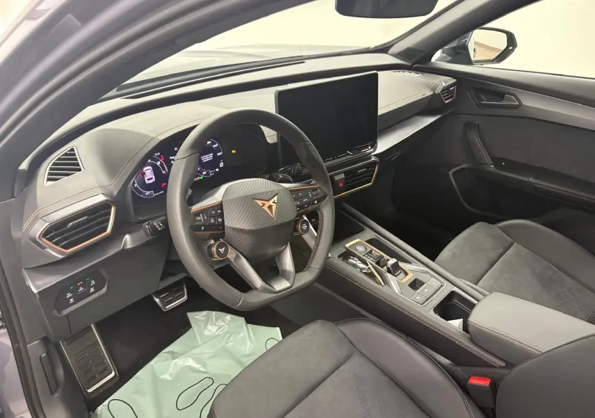 Intérieur du CUPRA Formentor 2025 vu côté conducteur, avec volant sport, écran tactile et sellerie noire en Alcantara.