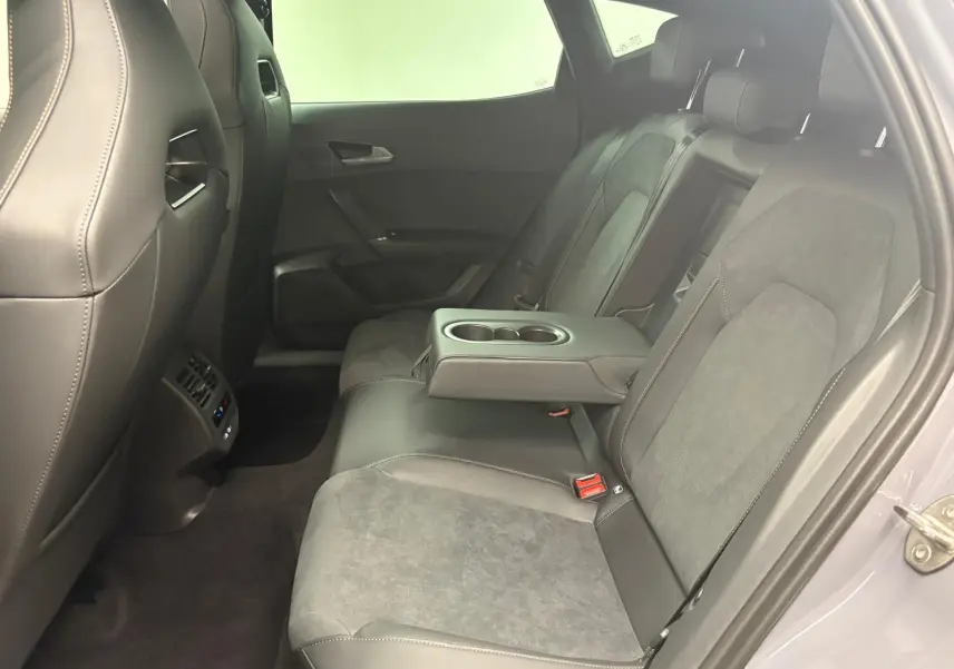 Intérieur arrière du CUPRA Formentor 2025, vue côté droit, sièges en cuir et alcantara avec accoudoir central relevé.