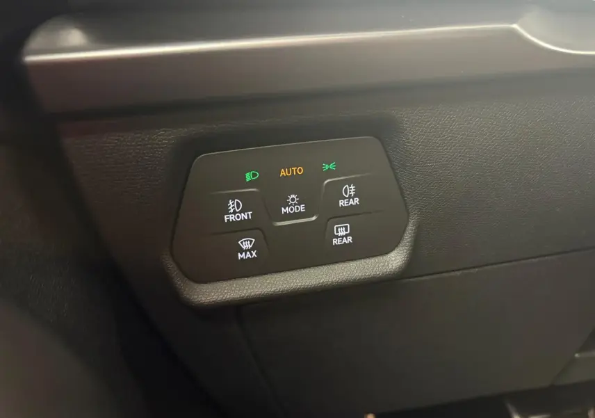 Panneau de commandes d'éclairage avec mode automatique dans l'habitacle d'une CUPRA Formentor 2025.