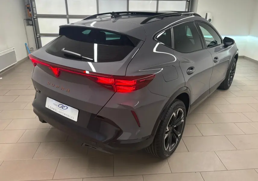 Vue 3/4 arrière droite du CUPRA Formentor 2025 gris Graphène avec toit ouvrant panoramique et jantes alliage 18'' usinées.