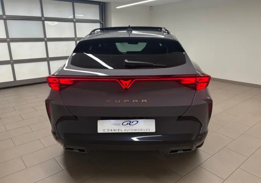 Vue arrière du CUPRA Formentor gris Graphène 2025 avec feux LED reliés et double sortie d'échappement intégrée.