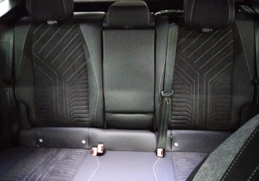 Vue de face des sièges arrière en Alcantara noir avec surpiqûres et motifs géométriques du Peugeot 3008 Hybrid GT 2025.