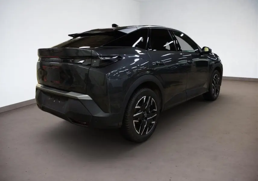 Vue 3/4 arrière droite du Peugeot 3008 Hybrid gris Titane avec toit noir et jantes alliage 19 pouces diamantées.