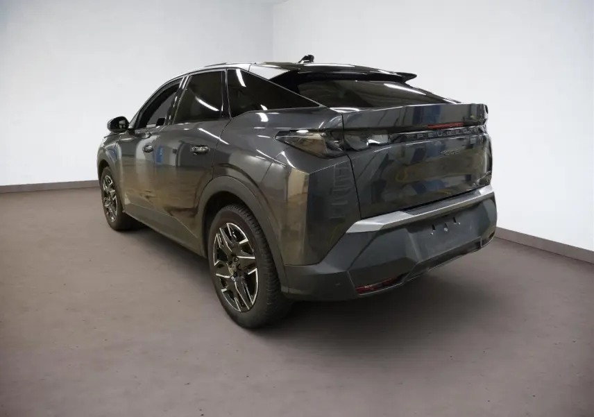 Peugeot 3008 Hybrid 145 e-DSC6 GT gris titane vue 3/4 arrière droit avec jantes alliage 19'' diamantées.