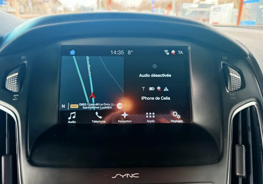 Vue intérieure côté arrière droit de la Ford Focus 1.5 TDCI grise, montrant les sièges tissu noirs avec surpiqûres rouges.