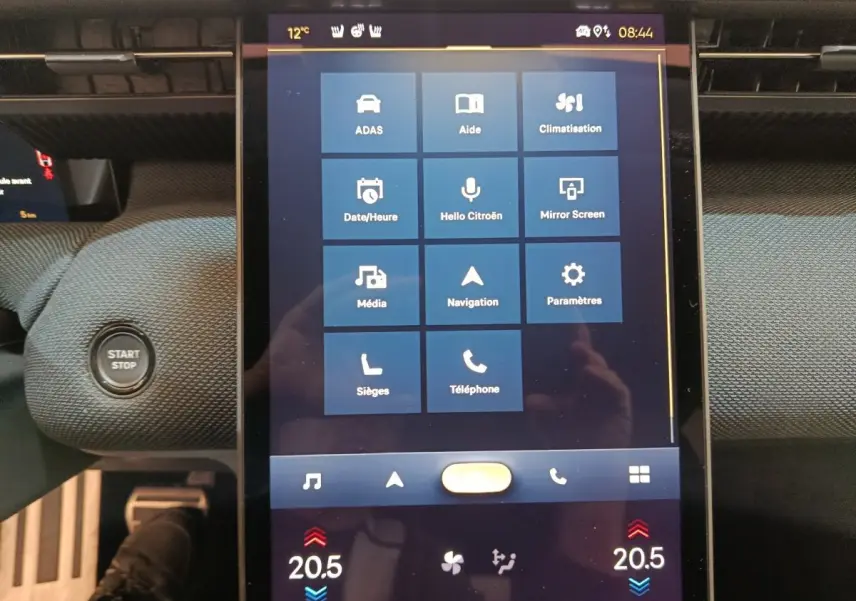 Écran tactile central de la Citroën C5 Hybride 2026 affichant les options de navigation et climatisation, vue intérieure frontale.
