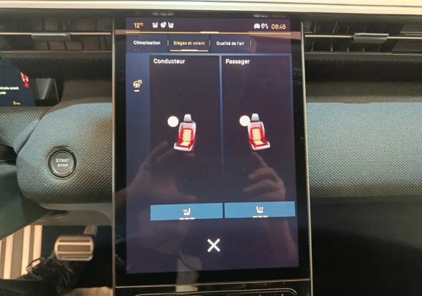 Écran tactile central affichant le réglage des sièges chauffants dans une Citroën C5 Hybride noire, vue intérieure frontale.