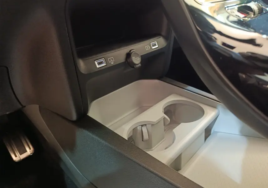 Détail intérieur du Citroën C5 Hybride 2026 montrant les ports USB et prise 12V près des porte-gobelets côté conducteur.