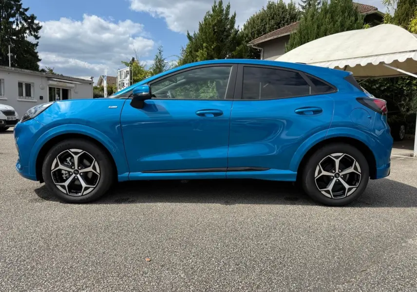 Vue latérale droite d'un Ford Puma 2025 bleu aqua avec jantes alliage et lignes sportives ST Line.