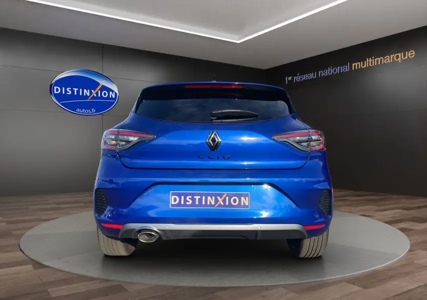 Vue arrière d'une Renault Clio V TCE 90 Esprit Alpine bleu Iron avec échappement visible en concession.