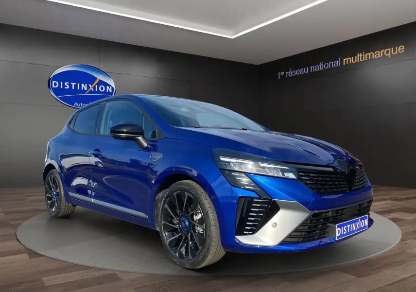 Renault Clio V TCE 90 Esprit Alpine bleu Iron en 3/4 avant droit, jantes noires et détails sportifs visibles.