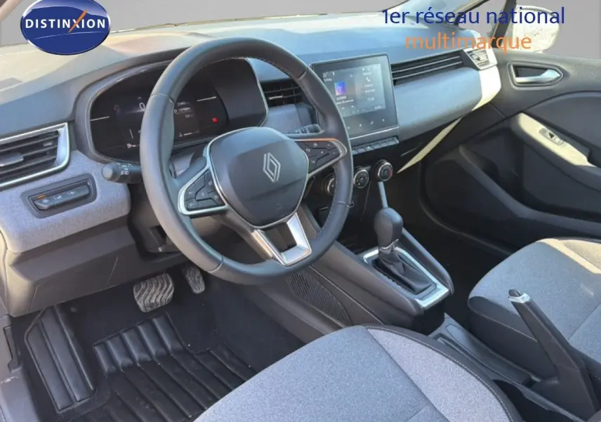 Intérieur avant droit de Renault Clio 2025, volant cuir multifonction, écran tactile et sellerie tissu gris.