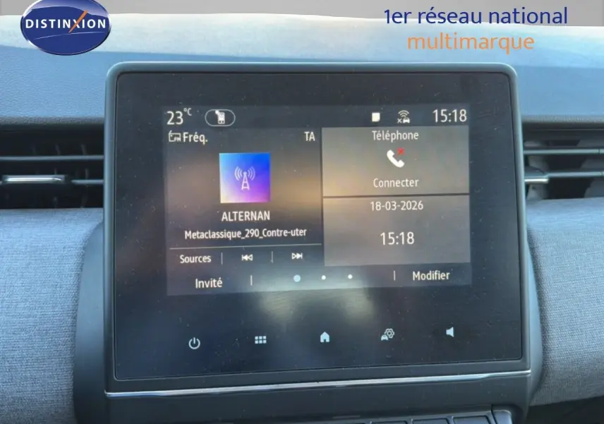 Écran tactile central de la Renault Clio 2025 blanc, affichant les options multimédia et téléphone, vue intérieure frontale.