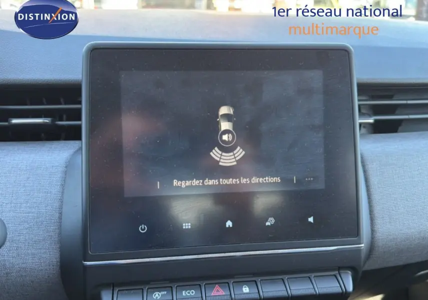 Tableau de bord de Renault Clio blanc 2025, vue centrée sur l'écran tactile affichant une alerte de sécurité.