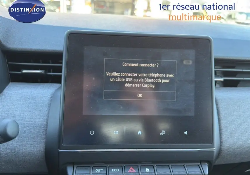 Écran tactile central du tableau de bord de la Renault Clio blanche 2025, affichant une demande de connexion Carplay.