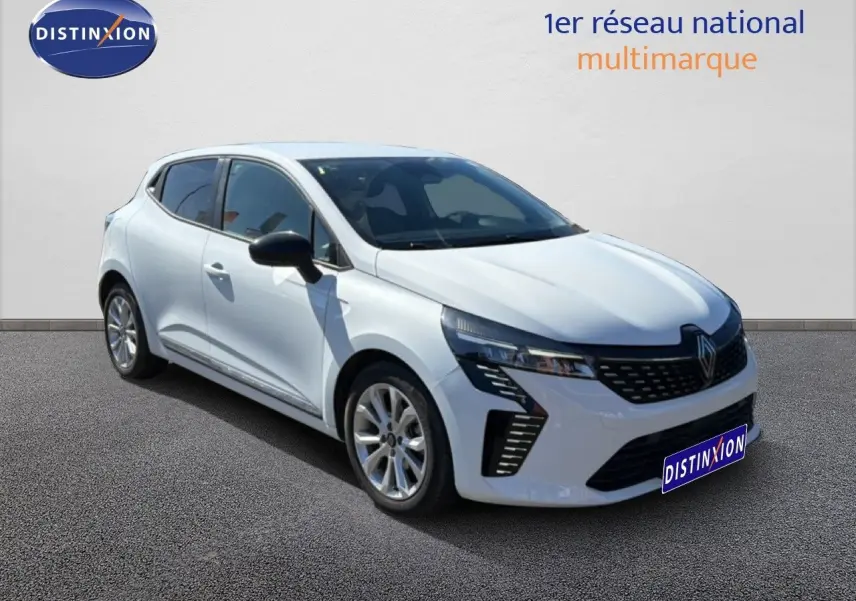 Renault Clio blanche vue 3/4 avant droit, avec calandre moderne et jantes alliage 16 pouces visibles.